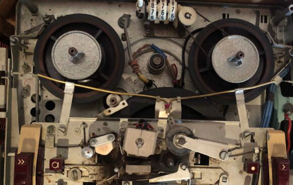 Starý páskový magnetofón, pohľad pod kryt (ilustračný obrázok, Múdrosť našich predkov)