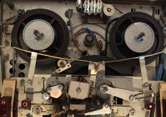 Starý páskový magnetofón, pohľad pod kryt (ilustračný obrázok, Múdrosť našich predkov)