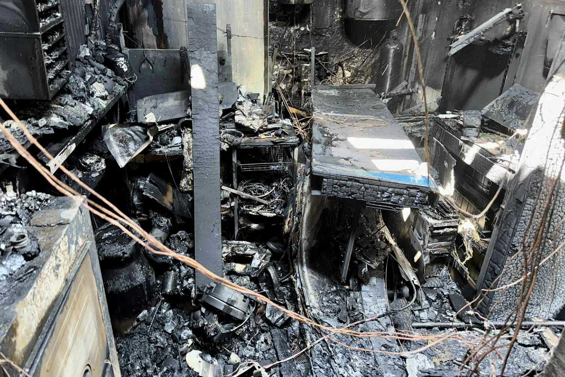 Požiar v Macove zničil dom mladej rodine s dieťaťom. Pomôžme im znova postaviť sa na nohy 1 Organizujeme Pomoc po požiari, foto zo zhoreniska